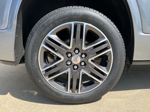 Used 2022 GMC Acadia Denali w/ Denali Ultimate Package image 8