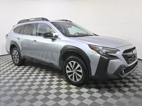 Used 2025 Subaru Outback Premium AWD/4WD image 8