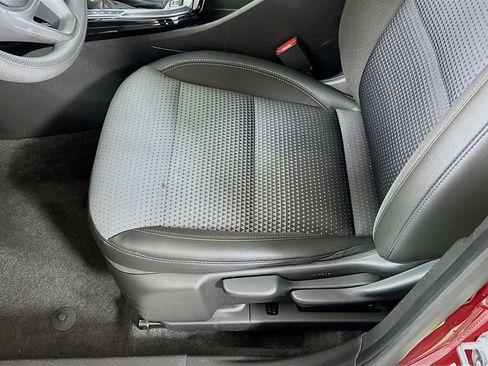 Used 2025 Chevrolet Trax LT FWD image 19