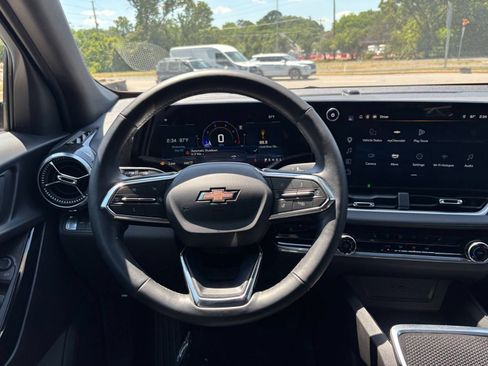 Used 2025 Chevrolet Equinox LT AWD/4WD image 30