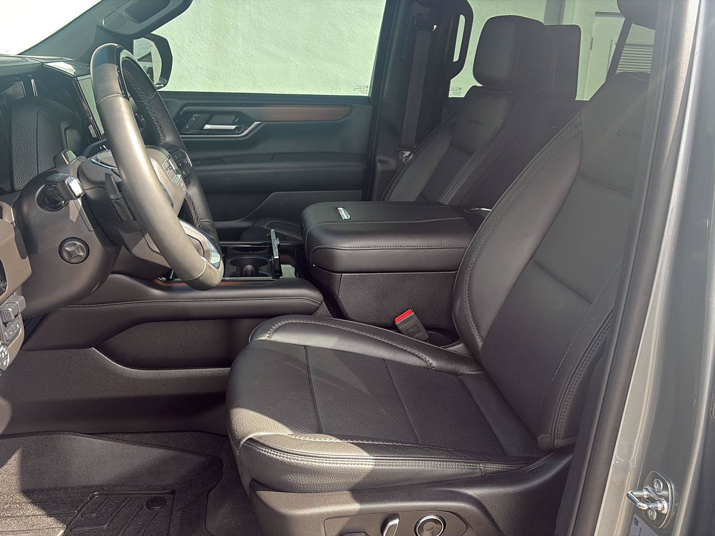 Used 2025 GMC Yukon Denali w/ Denali Reserve Package AWD/4WD image 16
