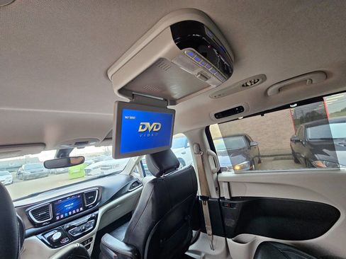 Used 2018 Chrysler Pacifica Touring-L image 10