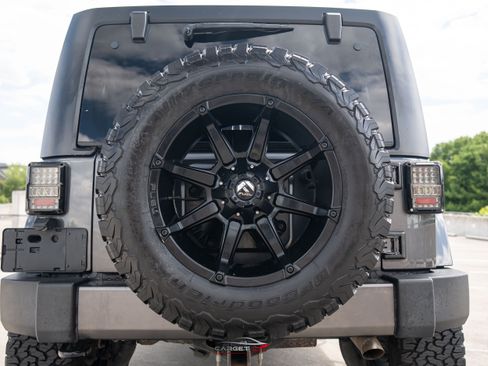 Used 2017 Jeep Wrangler Unlimited Sahara w/ Connectivity Group AWD/4WD image 39