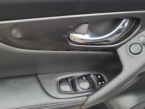 Used 2018 Nissan Rogue S image 16