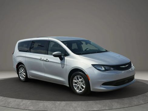 Used 2022 Chrysler Voyager LX FWD image 8