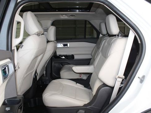 Used 2023 Ford Explorer Platinum w/ Technology Package AWD/4WD image 19