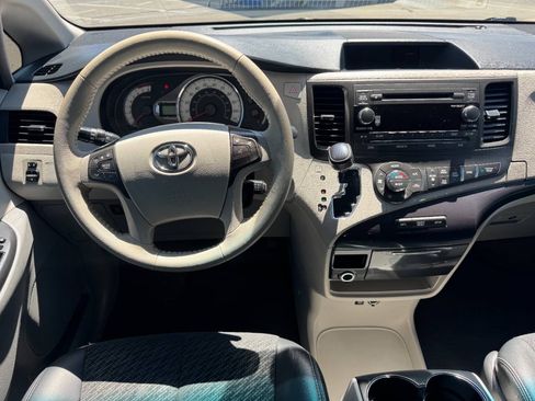 Used 2014 Toyota Sienna SE FWD image 17