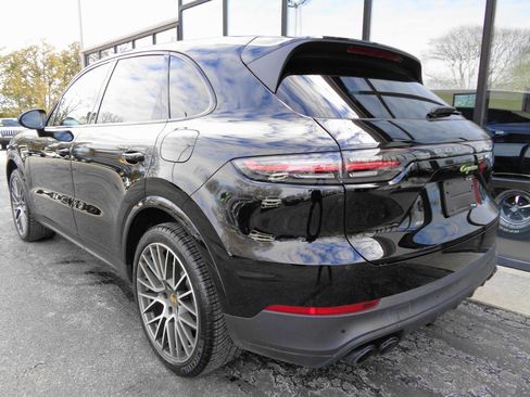 Used 2022 Porsche Cayenne Platinum Edition image 7