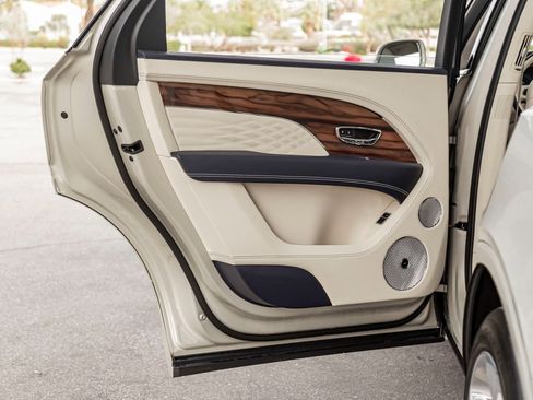 Certified 2023 Bentley Bentayga Extended Wheelbase image 23