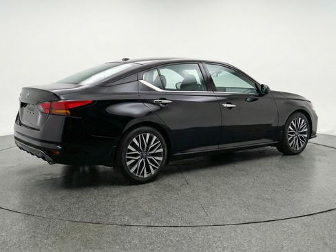 Used 2025 Nissan Altima 2.5 SV image 9