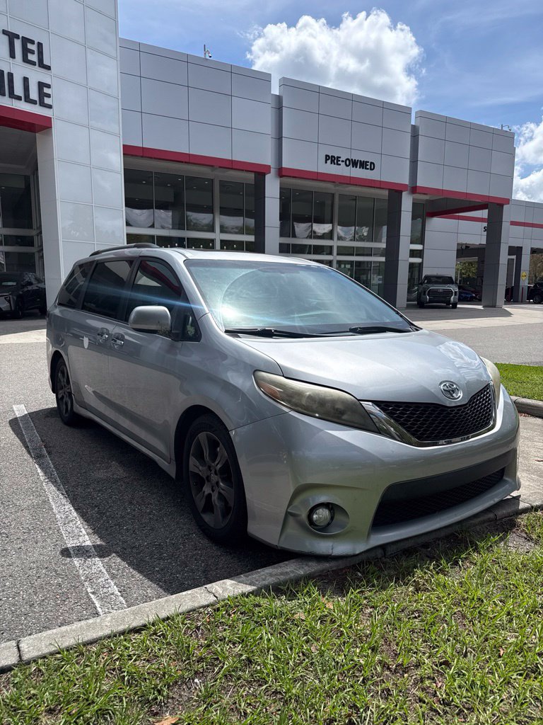 Used 2016 Toyota Sienna SE FWD image 6