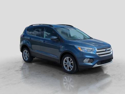 Used 2018 Ford Escape SE w/ SE Sync 3 Package FWD image 2