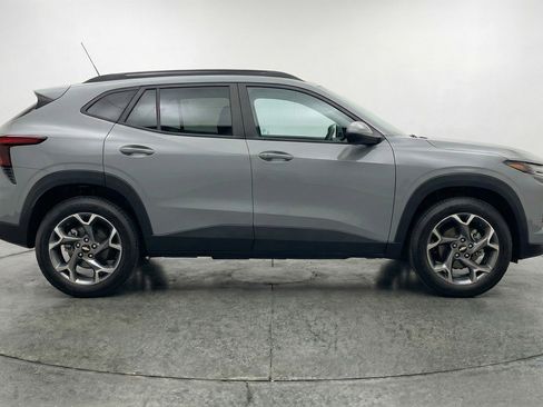 Used 2025 Chevrolet Trax LT w/ LT Convenience Package image 11