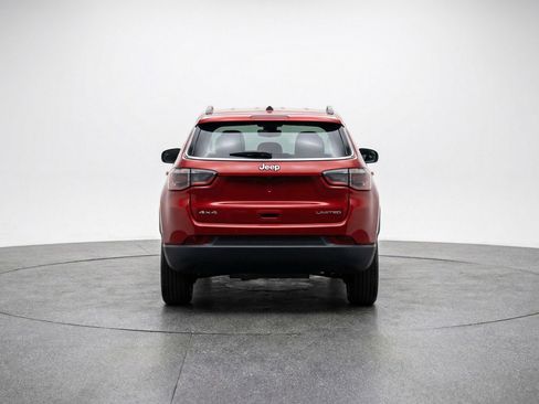 Used 2025 Jeep Compass Latitude AWD/4WD image 7