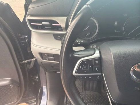 Used 2020 Toyota Highlander XLE AWD/4WD image 16