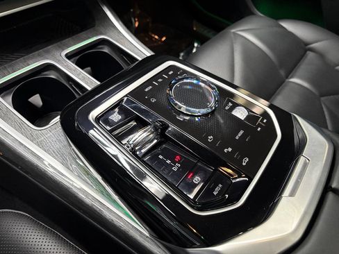 Used 2025 BMW 740i w/ Premium Package image 45