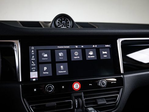 Certified 2026 Porsche Macan AWD/4WD image 18