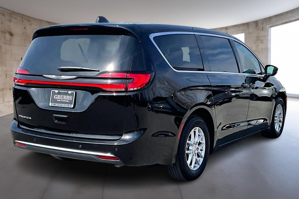 Used 2024 Chrysler Pacifica Touring-L FWD image 2