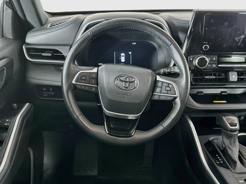 Used 2025 Toyota Highlander XSE AWD/4WD image 18