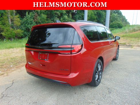 Certified 2025 Chrysler Pacifica Limited FWD image 17