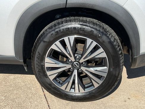 Used 2023 Nissan Rogue SV image 8