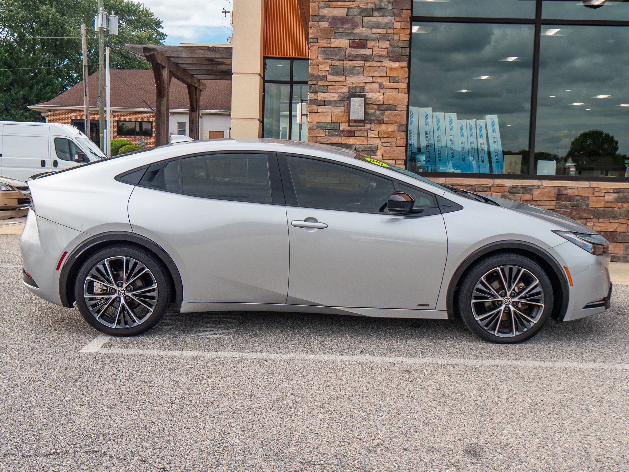 Used 2024 Toyota Prius XLE AWD/4WD image 2