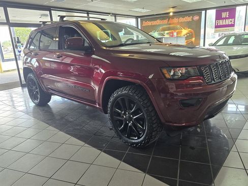 Used 2018 Jeep Grand Cherokee Altitude AWD/4WD image 3