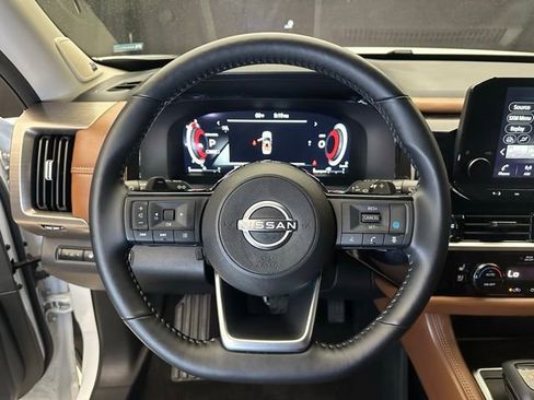 Used 2025 Nissan Pathfinder Platinum AWD/4WD image 24
