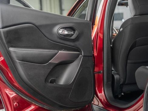 Used 2019 Jeep Cherokee Latitude w/ Popular Appearance Group image 33