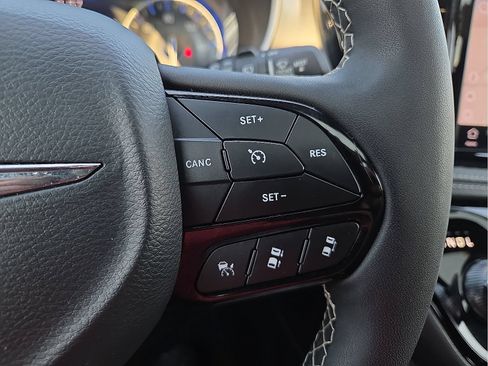 Used 2025 Chrysler Pacifica Limited FWD image 17
