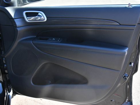 Used 2021 Jeep Grand Cherokee Laredo image 40