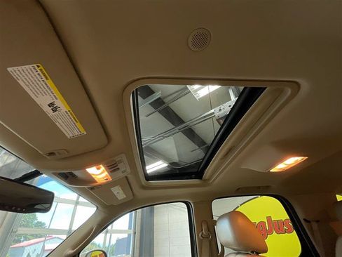 Used 2011 GMC Yukon SLT w/ SLT-2 Equipment Package AWD/4WD image 14