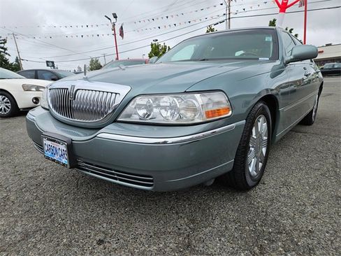 Used 2005 Lincoln Town Car Signature Limited image 7