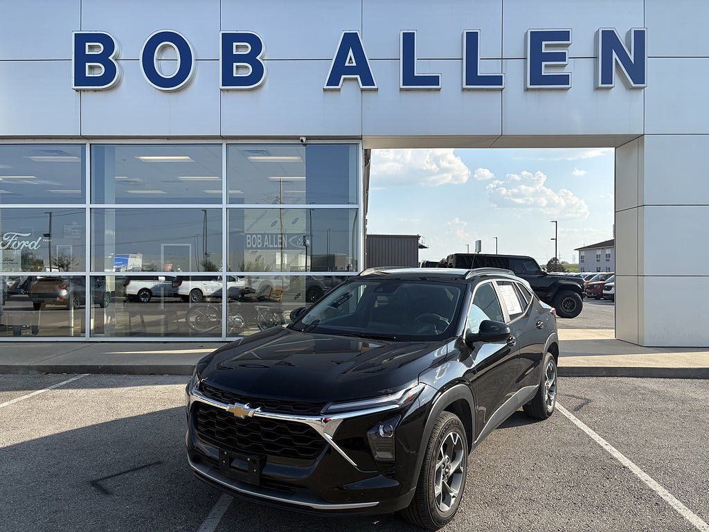 Used 2025 Chevrolet Trax LT FWD image 1