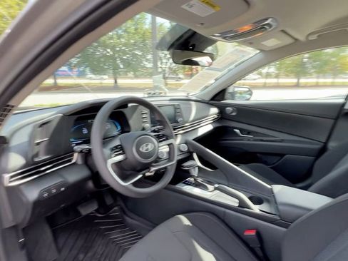 Certified 2025 Hyundai Elantra SE image 34