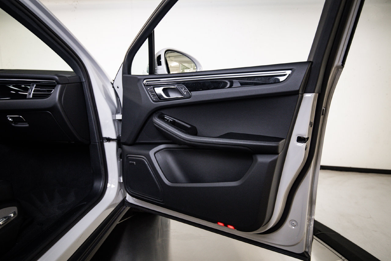 Certified 2025 Porsche Macan AWD/4WD image 26