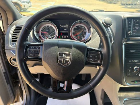 Used 2019 Dodge Grand Caravan SXT w/ Rear Park Assist Package FWD image 13