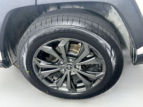 Used 2022 Toyota RAV4 XLE Premium image 11