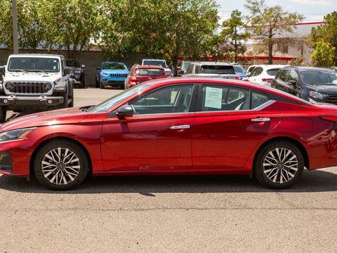 Used 2025 Nissan Altima 2.5 SV FWD image 8