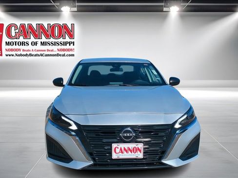 Used 2024 Nissan Altima 2.5 SV image 2