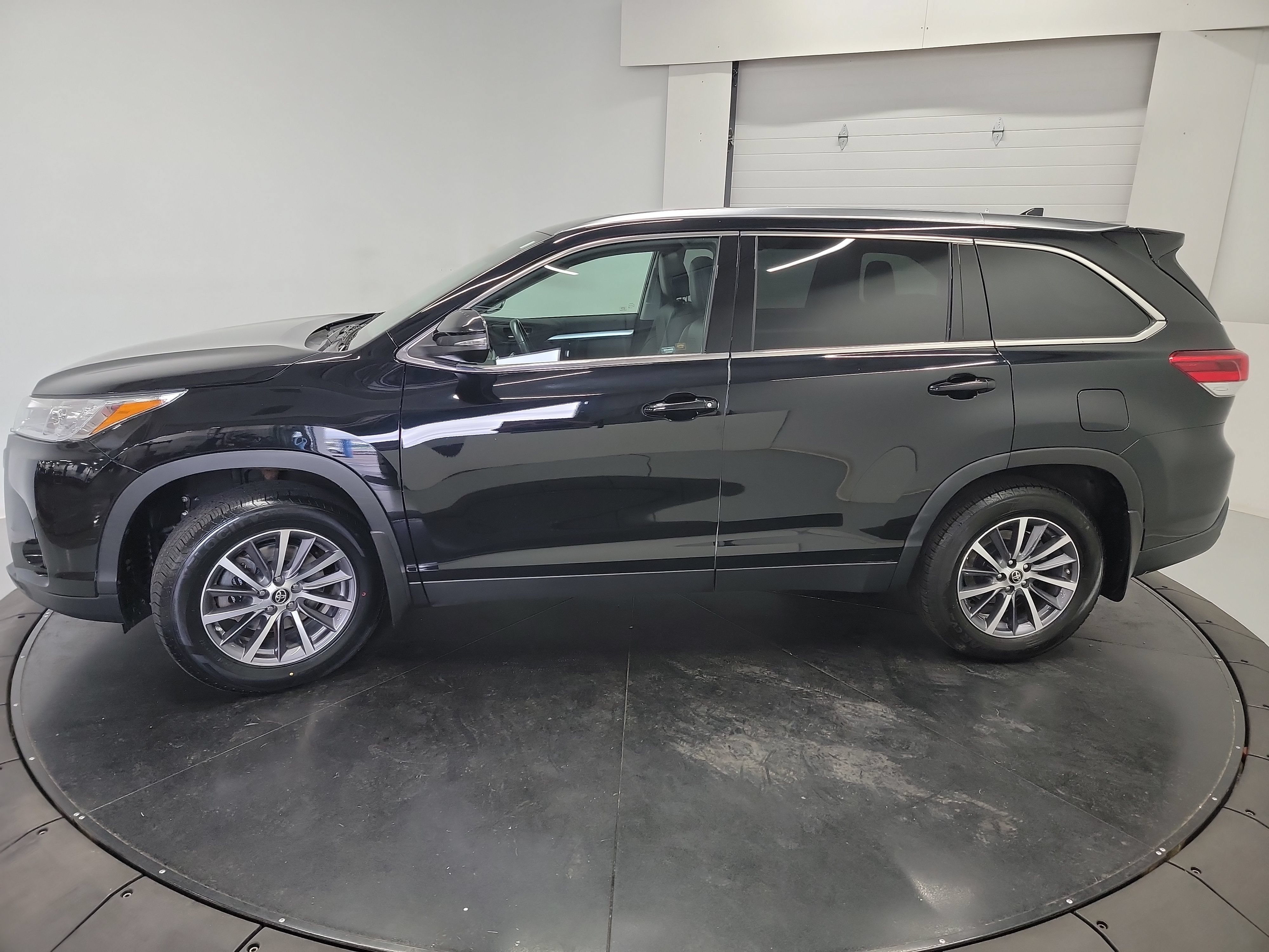 Used 2019 Toyota Highlander XLE w/ Carpet Mat Package (TMS) AWD/4WD image 4