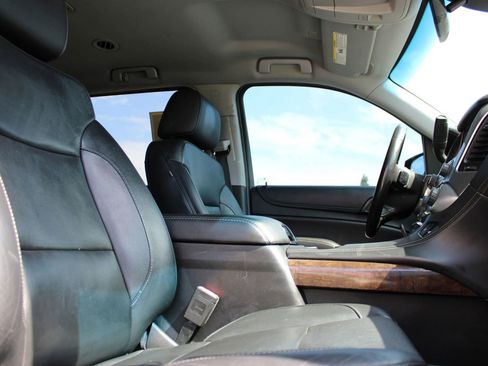 Used 2019 Chevrolet Suburban LT image 15