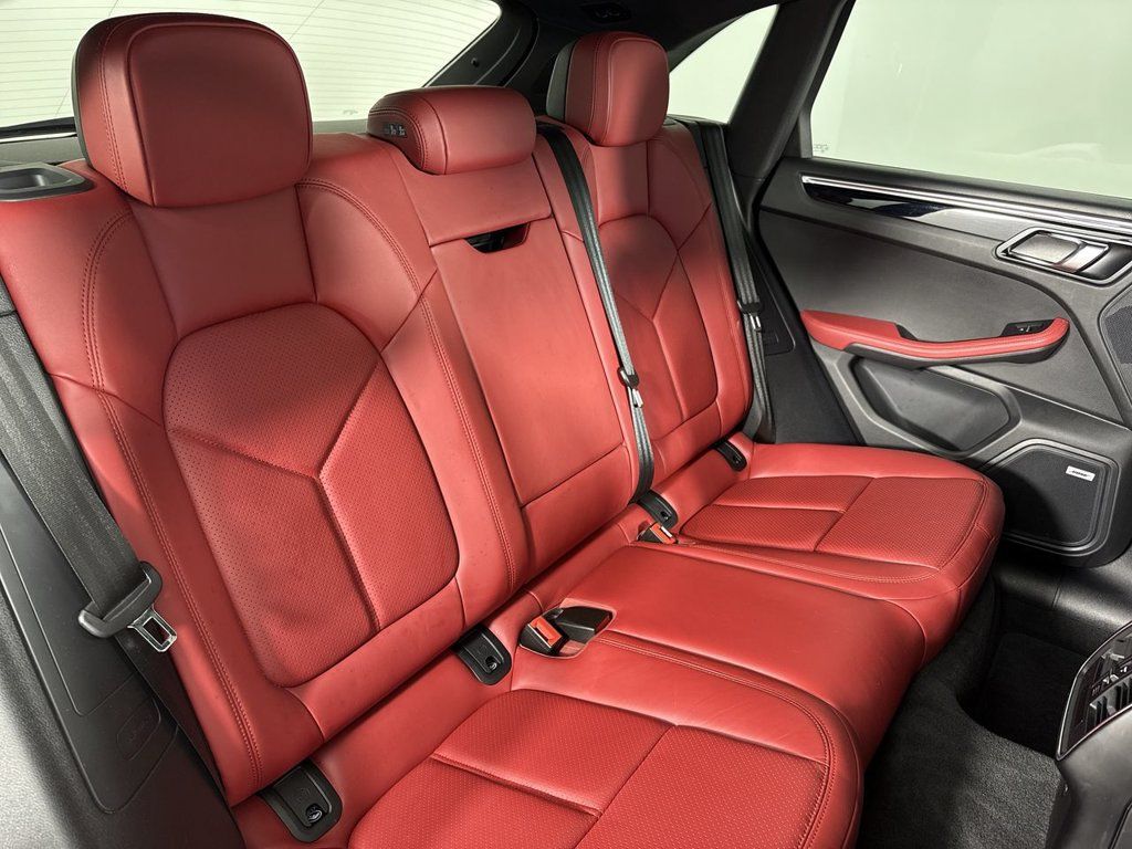 Certified 2021 Porsche Macan AWD/4WD image 23