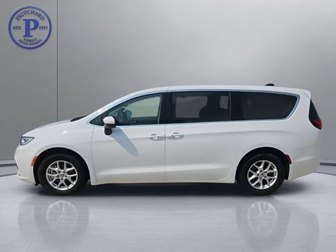 Used 2023 Chrysler Pacifica Touring-L FWD image 5
