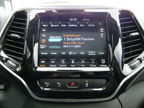 Used 2019 Jeep Cherokee Limited w/ Luxury Group AWD/4WD image 14