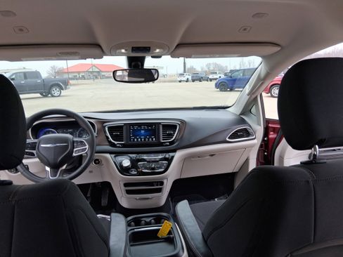 Used 2018 Chrysler Pacifica Touring Plus w/ Tire & Wheel Group image 15