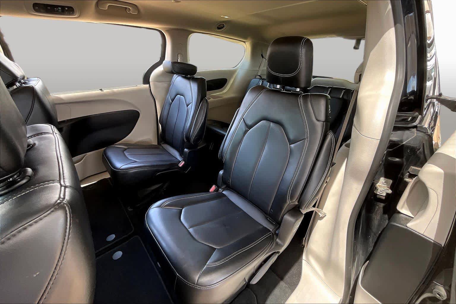 Used 2024 Chrysler Pacifica Touring-L FWD image 20