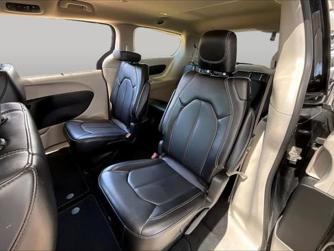 Used 2024 Chrysler Pacifica Touring-L FWD image 20