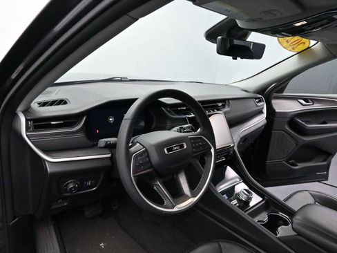 Used 2023 Jeep Grand Cherokee Limited w/ Luxury Tech Group II image 16