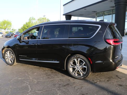 Used 2022 Chrysler Pacifica Pinnacle FWD image 3